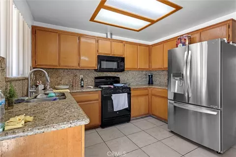 Kitchen - 18563 Yucca St, Hesperia, CA 92345 photo 2 of 3