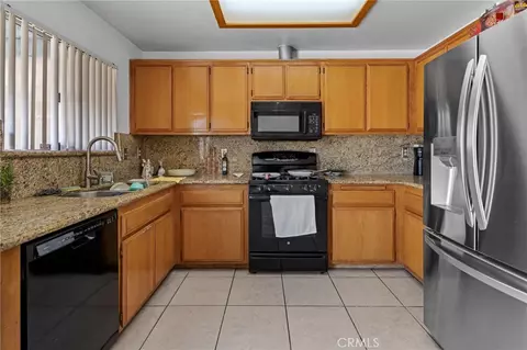 Kitchen - 18563 Yucca St, Hesperia, CA 92345 photo 1 of 3