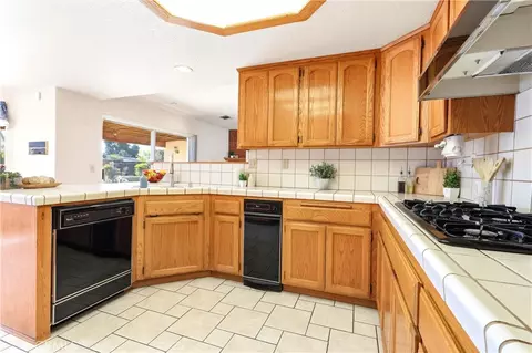 Kitchen - 13163 Quapaw Rd, Apple Valley, CA 92308 photo 3 of 6