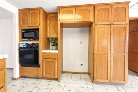 Kitchen - 13163 Quapaw Rd, Apple Valley, CA 92308 photo 4 of 6