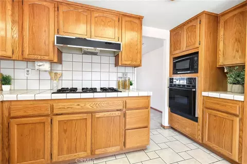 Kitchen - 13163 Quapaw Rd, Apple Valley, CA 92308 photo 5 of 6