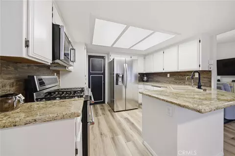 Kitchen - 21185 Wren St, Apple Valley, CA 92308 photo 2 of 5
