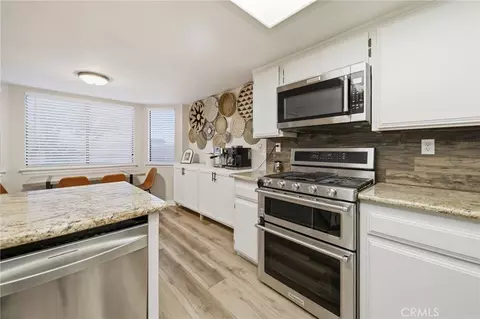Kitchen - 21185 Wren St, Apple Valley, CA 92308 photo 5 of 5