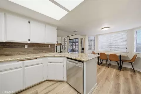 Kitchen - 21185 Wren St, Apple Valley, CA 92308 photo 4 of 5