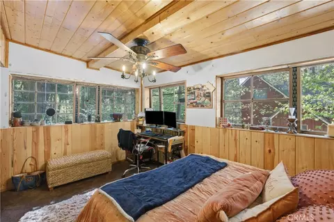 Bedroom - 815 Cottage Grv, Lake Arrowhead, CA 92352 photo 3 of 5