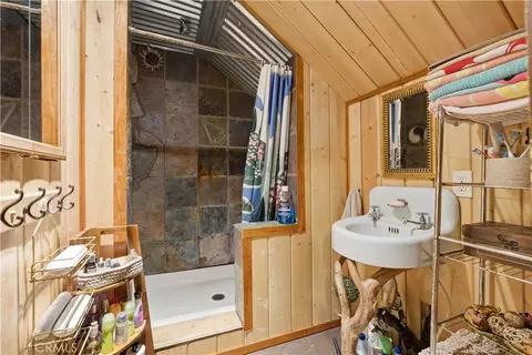 Bath - 815 Cottage Grv, Lake Arrowhead, CA 92352 photo 1 of 2