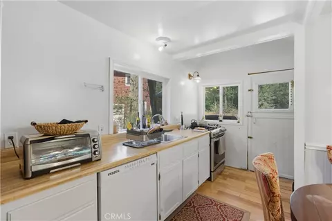 Kitchen - 815 Cottage Grv, Lake Arrowhead, CA 92352 photo 1 of 2