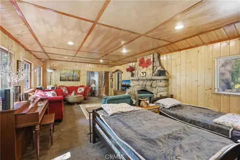Bedroom - 815 Cottage Grv, Lake Arrowhead, CA 92352 photo 1 of 5