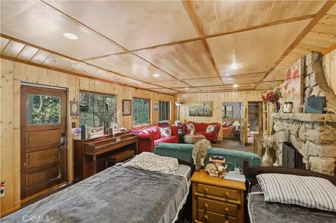 Bedroom - 815 Cottage Grv, Lake Arrowhead, CA 92352 photo 2 of 5