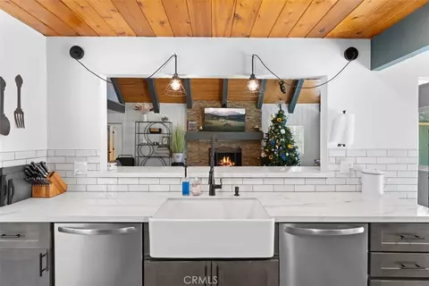 Kitchen - 1535 Linnet, Wrightwood, CA 92397 photo 3 of 5
