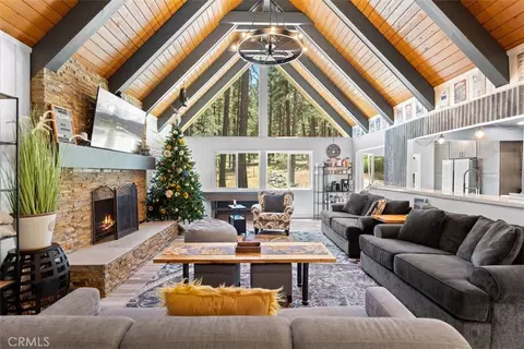 Living - 1535 Linnet, Wrightwood, CA 92397 photo 1 of 4