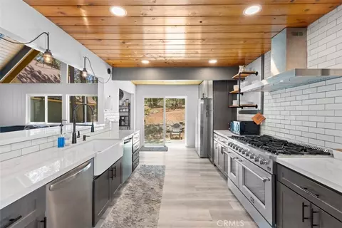 Kitchen - 1535 Linnet, Wrightwood, CA 92397 photo 4 of 5