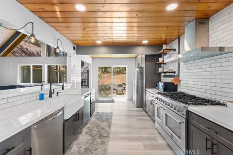 Kitchen - 1535 Linnet, Wrightwood, CA 92397 photo 1 of 4