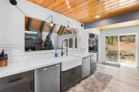 Kitchen - 1535 Linnet, Wrightwood, CA 92397 photo 4 of 4