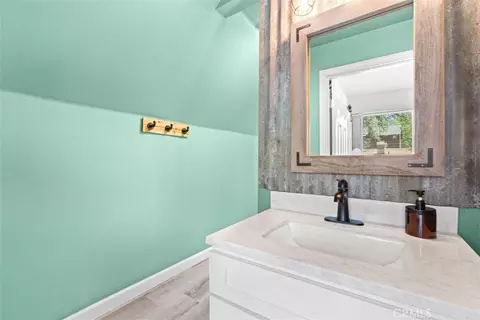 Bath - 1535 Linnet, Wrightwood, CA 92397 photo 7 of 8