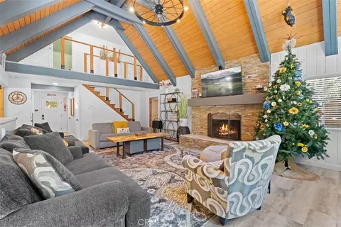Living - 1535 Linnet, Wrightwood, CA 92397 photo 2 of 4