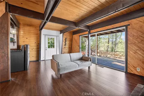 Living - 2068 Slippery Elm, Wrightwood, CA 92397 photo 3 of 5