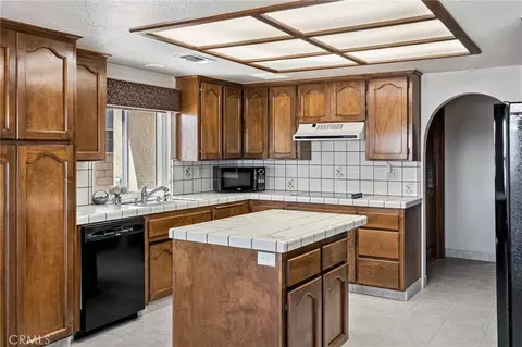 Kitchen - 27263 Lakeview, Helendale, CA 92342 photo 2 of 7