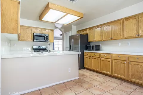 Kitchen - 11342 Sawgrass Bnd, Apple Valley, CA 92308 photo 4 of 6