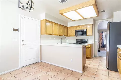 Kitchen - 11342 Sawgrass Bnd, Apple Valley, CA 92308 photo 3 of 6
