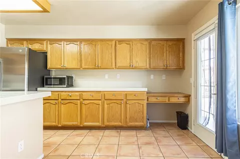 Kitchen - 11342 Sawgrass Bnd, Apple Valley, CA 92308 photo 5 of 6