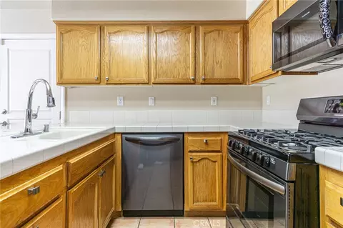 Kitchen - 11342 Sawgrass Bnd, Apple Valley, CA 92308 photo 2 of 6