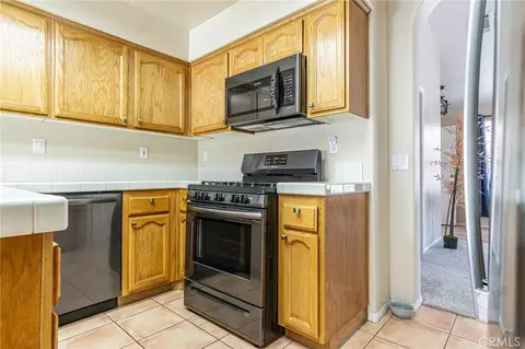 Kitchen - 11342 Sawgrass Bnd, Apple Valley, CA 92308 photo 6 of 6