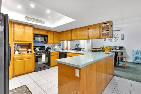 Kitchen - 9872 Aster, Oak Hills, CA 92344 photo 2 of 3
