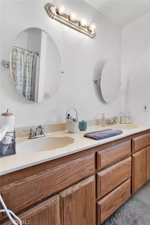 Bath - 9872 Aster, Oak Hills, CA 92344 photo 5 of 8