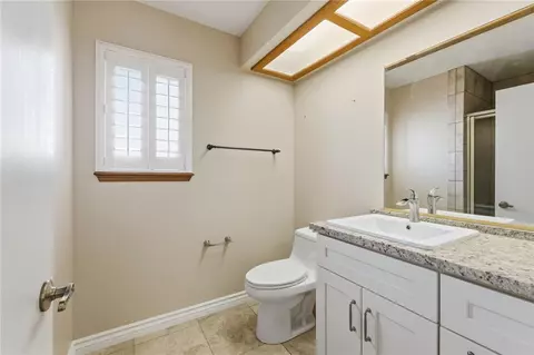 Bath - 16385 Kamana Ct, Apple Valley, CA 92307 photo 8 of 9