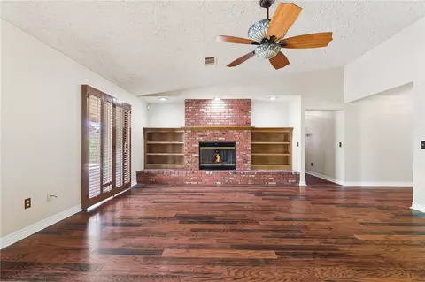 Living - 16385 Kamana Ct, Apple Valley, CA 92307 photo 4 of 6