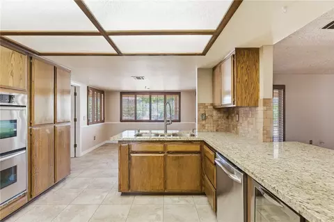 Kitchen - 16385 Kamana Ct, Apple Valley, CA 92307 photo 5 of 6