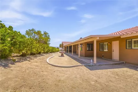 Exterior - 16385 Kamana Ct, Apple Valley, CA 92307 photo 7 of 11