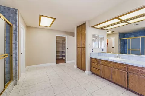 Bath - 16385 Kamana Ct, Apple Valley, CA 92307 photo 6 of 9