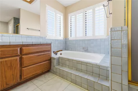 Bath - 16385 Kamana Ct, Apple Valley, CA 92307 photo 5 of 9
