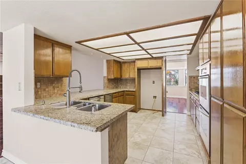 Kitchen - 16385 Kamana Ct, Apple Valley, CA 92307 photo 2 of 6