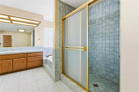 Bath - 16385 Kamana Ct, Apple Valley, CA 92307 photo 3 of 9