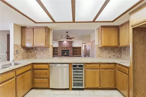 Kitchen - 16385 Kamana Ct, Apple Valley, CA 92307 photo 3 of 6