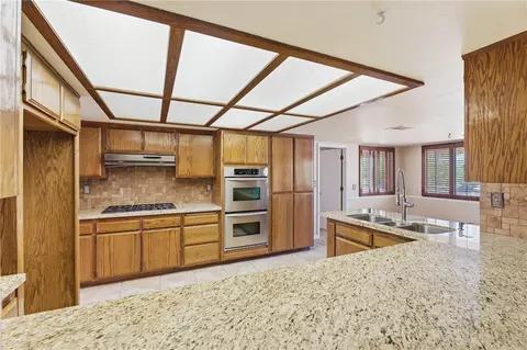 Kitchen - 16385 Kamana Ct, Apple Valley, CA 92307 photo 4 of 6