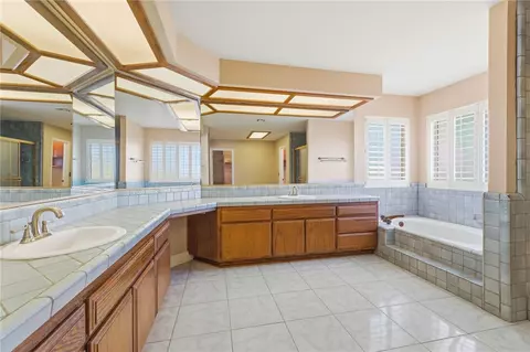 Bath - 16385 Kamana Ct, Apple Valley, CA 92307 photo 2 of 9