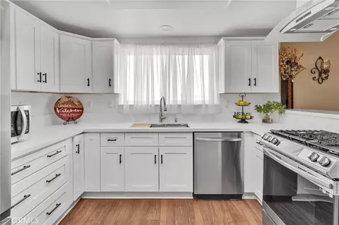 Kitchen - 15184 Walnut, Hesperia, CA 92345 photo 3 of 4
