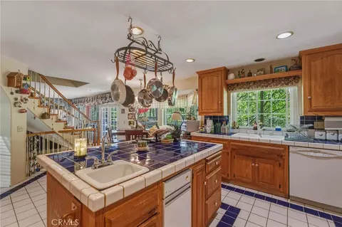 Kitchen - 775 Madera, Lake Arrowhead, CA 92352 photo 4 of 5