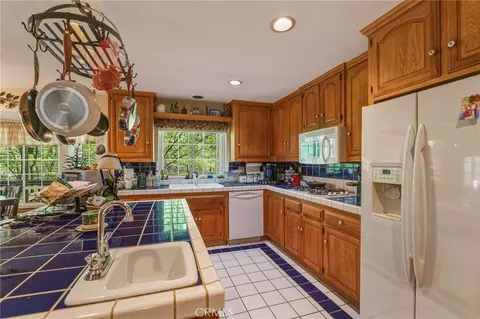 Kitchen - 775 Madera, Lake Arrowhead, CA 92352 photo 3 of 5