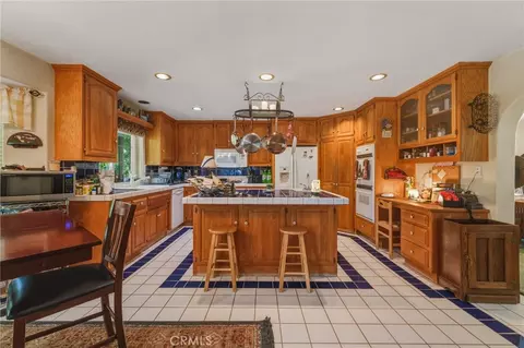 Kitchen - 775 Madera, Lake Arrowhead, CA 92352 photo 2 of 5