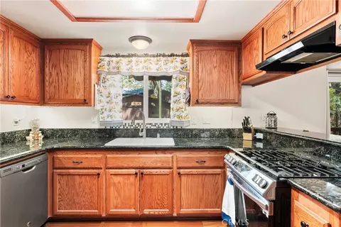 Kitchen - 5399 Lone Pine Cyn, Wrightwood, CA 92397 photo 4 of 4