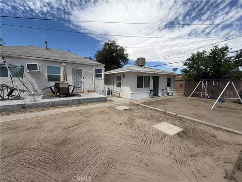 137 W Fredricks, Barstow, CA 92311 photo 3