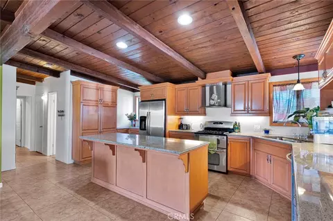 Kitchen - 11441 Hemlock, Hesperia, CA 92345 photo 2 of 3