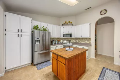 Kitchen - 13997 Riverside, Apple Valley, CA 92307 photo 3 of 5