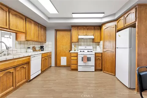 Kitchen - 10626 Valley Vis, Apple Valley, CA 92308 photo 2 of 4