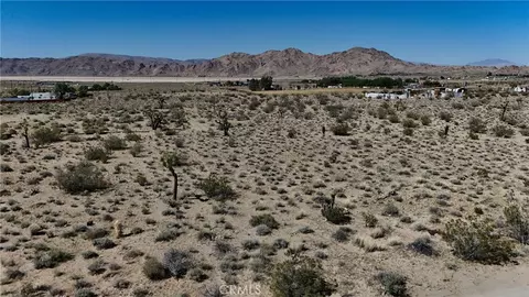 9821 Ivanhoe, Lucerne Valley, CA 92356 photo 4